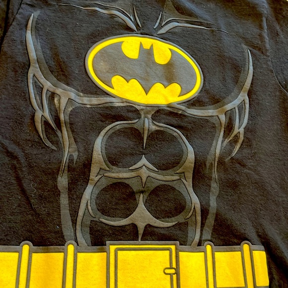 Batman Short Sleeve Shirt with Velcro cape. Size (6-7) S Never Worn. - Picture 6 of 6